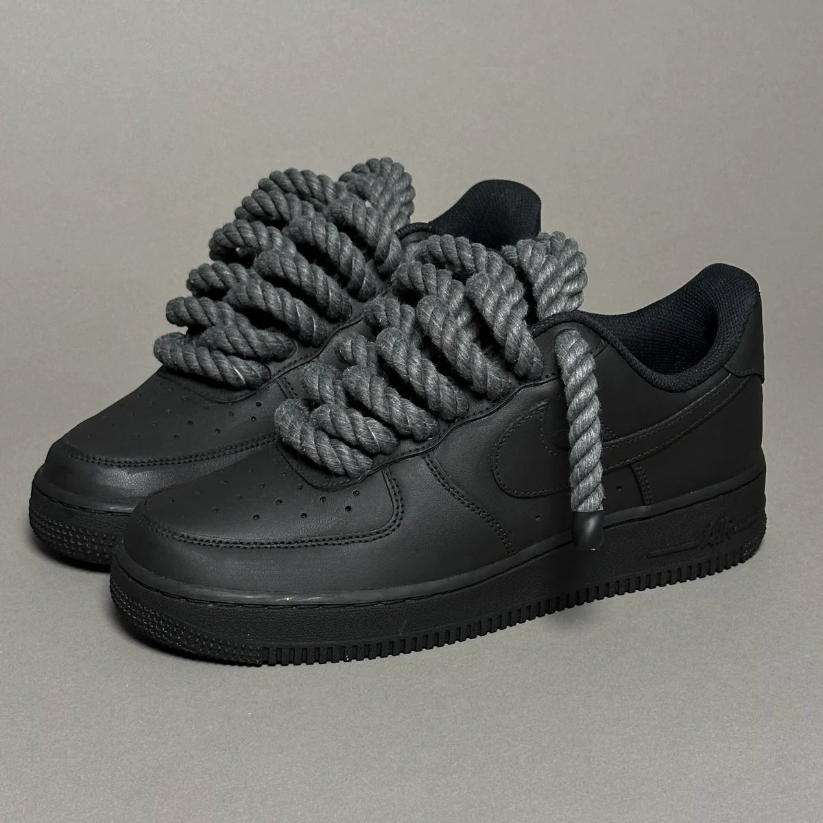 AF1 LOW NOIR CUSTOM LACET ROPE 1 GRIS FONCÉ - Image 1